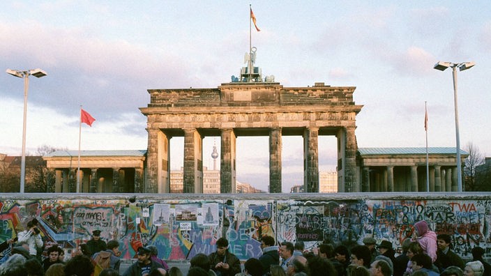 Menschenmenge vor der Berliner Mauer am Brandenburger Tor