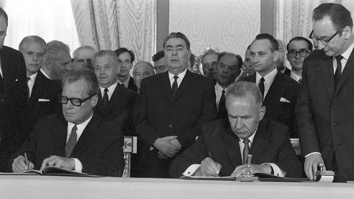 Willy Brandt unterzeichnet den Moskauer Vertrag