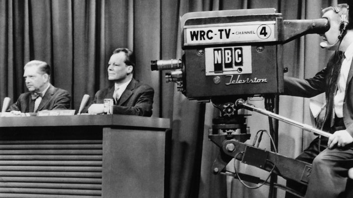 Der SPD-Abgeordnete Willy Brandt bei einer Pressekonferenz in Westberlin | Bildquelle: imago Der SPD-Abgeordnete Willy Brandt bei einer Pressekonferenz in Westberlin
