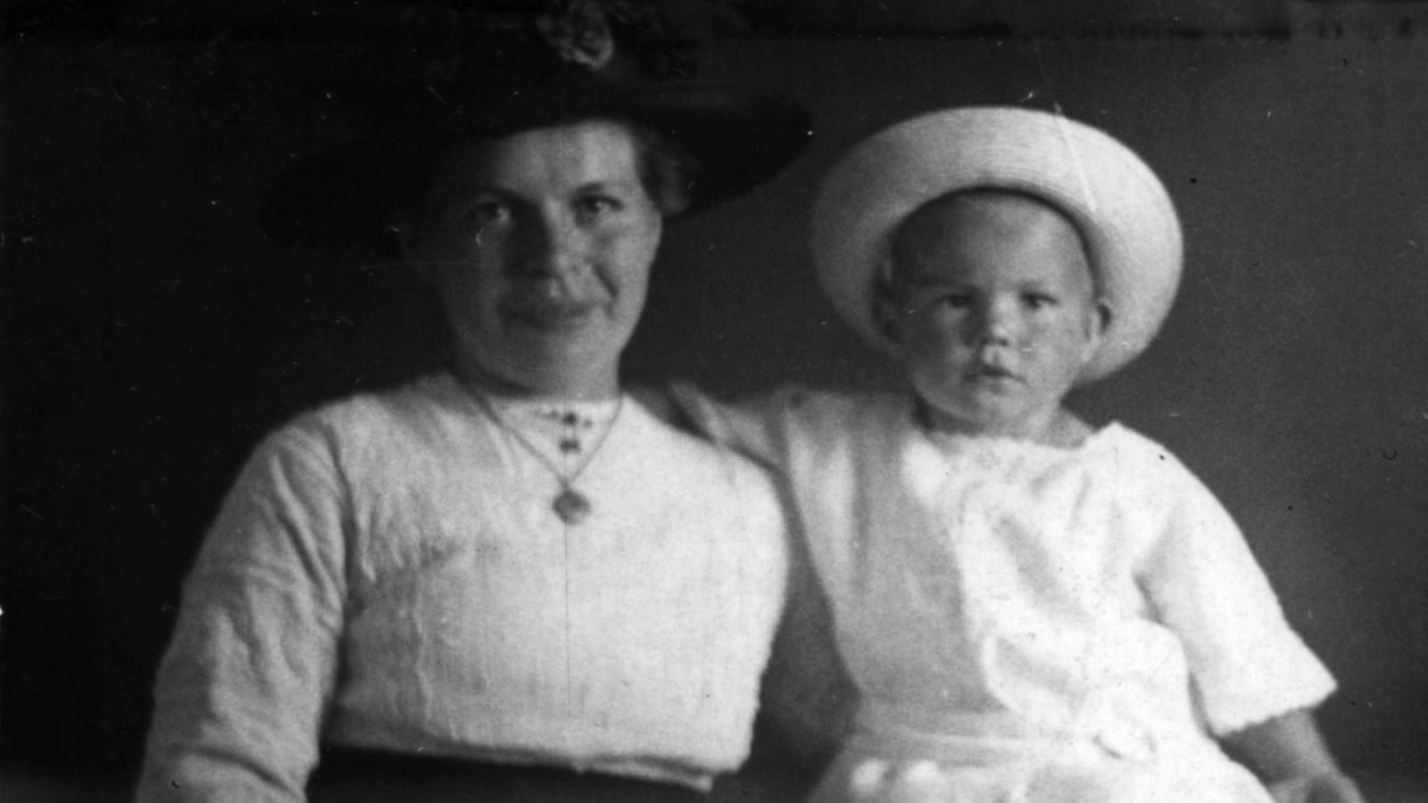 Willy Brandt als Kleinkind mit seiner Mutter