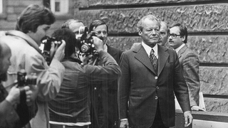 Willy Brandt tritt wegen des Spions Günter Guillaume zurück.