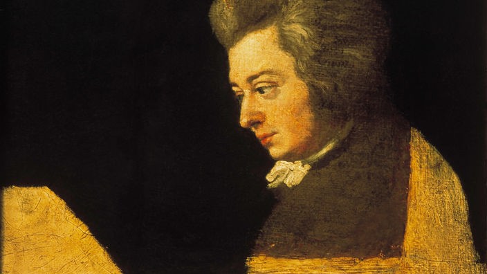 Vor einem dunklen Hintergrund sitzt Mozart mit braunen Haaren und brauner Jacke am Klavier. Wo Schultern, Arme und das Klavier zu sehen sein müssten, befindet sich nur die leere Leinwand.
