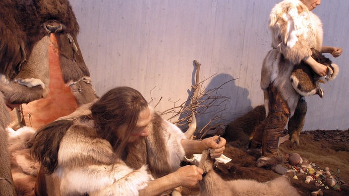 In Fell gekleidete Neandertaler