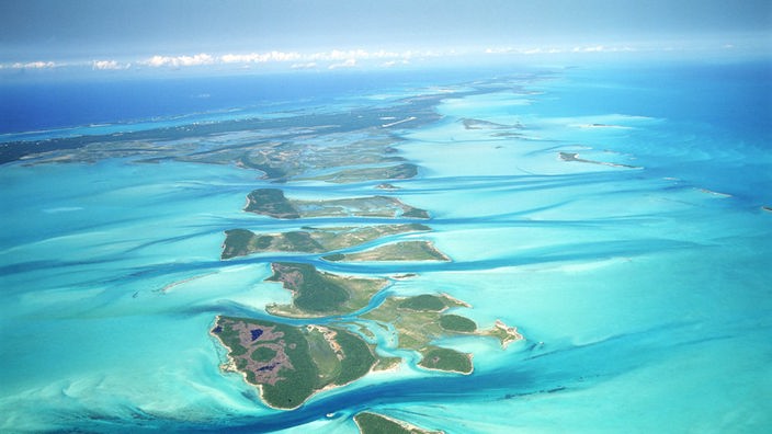 Luftaufnahme der Inseln vor Great Exuma Island (Bahamas).