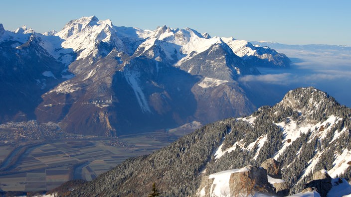 Blick über das Rhone-Tal zum Massiv der Cornettes de Bise in den Alpen.