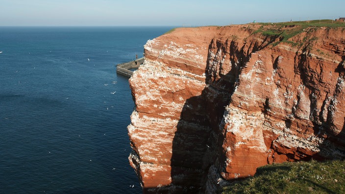 Die aus Sandstein bestehende Steilküpste der Insel Helgoland