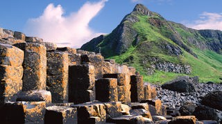 Die Basaltsäulen an der Küste Nordirlands sind UNESCO-Weltkulturerbe.