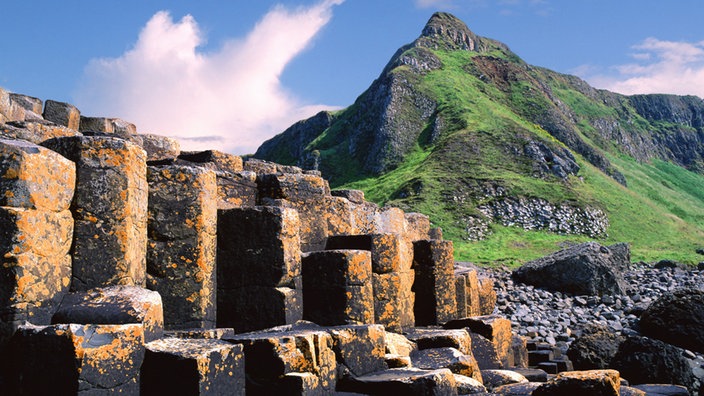 Die Basaltsäulen an der Küste Nordirlands sind UNESCO-Weltkulturerbe. | Bildquelle: Mauritius Die Basaltsäulen an der Küste Nordirlands sind UNESCO-Weltkulturerbe.
