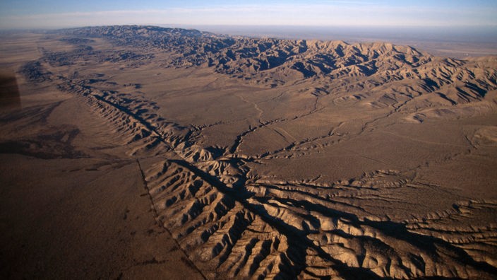 Luftaufnahme auf die deutlich erkennbaren Risse und Spalten der San-Andreas-Verwerfung.