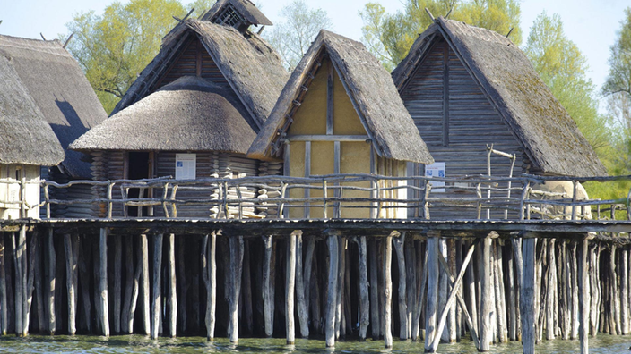 UNESCO Weltkulturerbe Pfahlbauten in Unteruhldingen am Bodensee aus der Stein- und Bronzezeit | Bildquelle: WDR/dpa/W. Filser UNESCO Weltkulturerbe Pfahlbauten in Unteruhldingen am Bodensee aus der Stein- und Bronzezeit