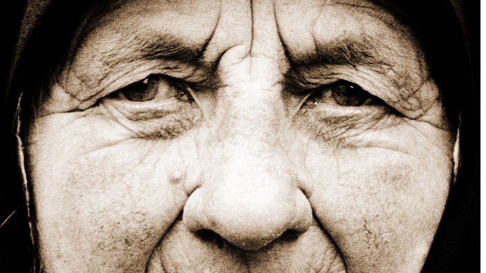 Zerfurchtes Gesicht einer alten Frau.