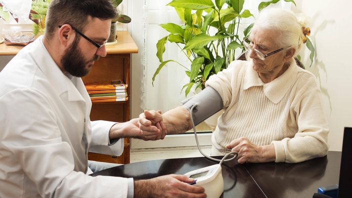 Ein Geriater misst den Blutdruck bei einer alten Patientin. | Bildquelle: SWR/Imago Ein Geriater misst den Blutdruck bei einer alten Patientin.