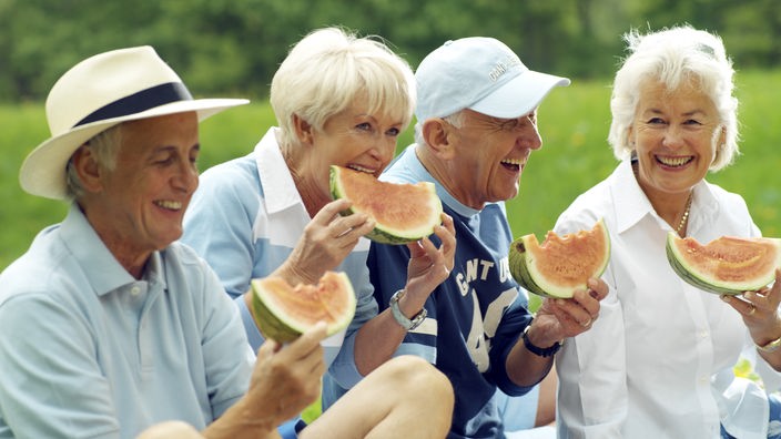 Senioren essen Wassermelone