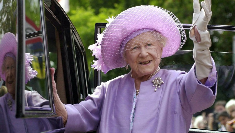 Königinmutter Elizabeth (1900-2002) steht vor einem Auto und winkt