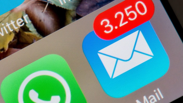 Auf einem Smartphone werden 3.250 ungelesene E-Mails angezeigt