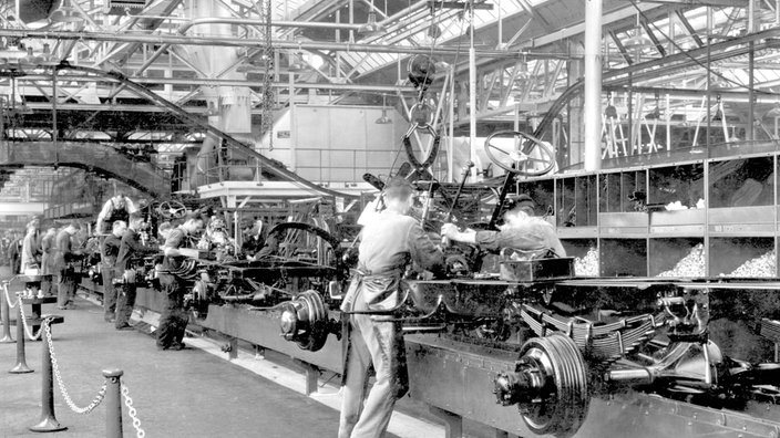 Fließbandfertigung mit Automobilen. | Bildquelle: imago Fließbandfertigung mit Automobilen.