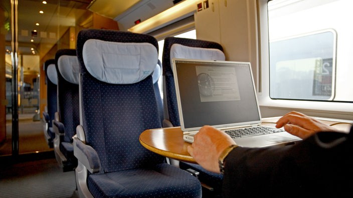 Die Innenaustattung eines ICE 3 der Deutschen Bahn, mit Laptop auf einem der Tische