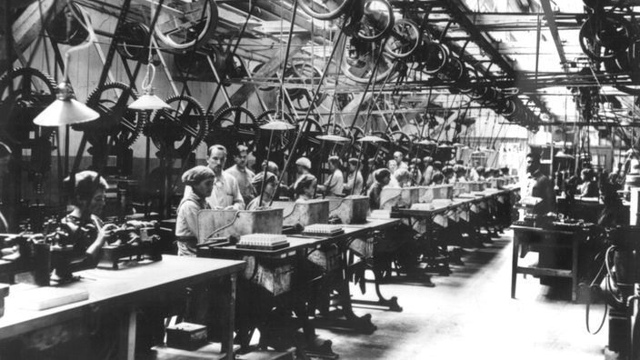 Schwarz-Weiß-Aufnahme des Robert-Bosch-Werks in Feuerbach von 1920: Arbeiterinnen fertigen Zündkerzen nach amerikanischem Vorbild an.