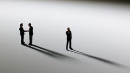 Modell von einer Gruppe Geschäftsmänner und ein Außenstehender.