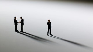 Modell von einer Gruppe Geschäftsmänner und ein Außenstehender.