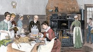 Eine bunte Holzmalerei zeigt einige Frauen, die in der Küche ein großes Essen zubereiten.
