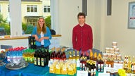 Schülerfirma bietet Sirup, Säfte, Öle und Essige an einem Stand an.