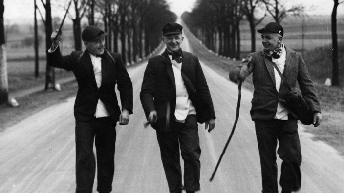 Handwerksburschen auf der Wanderschaft, 1935 | Bildquelle: picture alliance / ullstein bild Handwerksburschen auf der Wanderschaft, 1935
