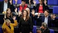Heike Heubach (Mitte), ab 2024 die erste gehörlose Bundestagsabgeordnete, wird mit der Gebärde für "Applaus" begrüßt