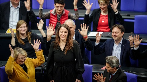 Heike Heubach (Mitte), ab 2024 die erste gehörlose Bundestagsabgeordnete, wird mit der Gebärde für "Applaus" begrüßt