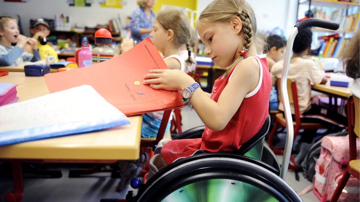 Ein Mädchen mit Behinderung in einer Regelschule | Bildquelle: dapd Ein Mädchen mit Behinderung in einer Regelschule