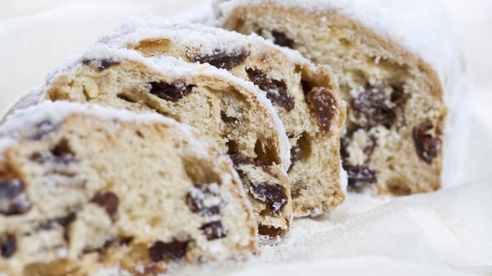 Ein Christstollen quer in Scheiben geschnitten. | Bildquelle: WDR / imago stock&people Ein Christstollen quer in Scheiben geschnitten.
