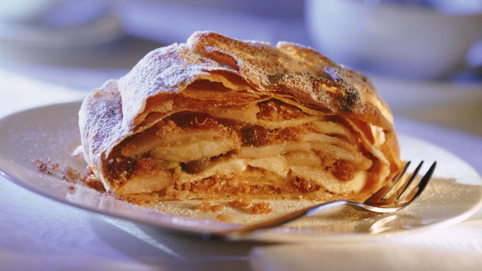 Bild eines Apfelstrudels auf einem weißen Teller. | Bildquelle: WDR/Image Direkt Bild eines Apfelstrudels auf einem weißen Teller.