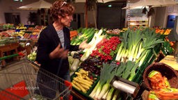 Frau beim Einkaufen am Gemüsestand