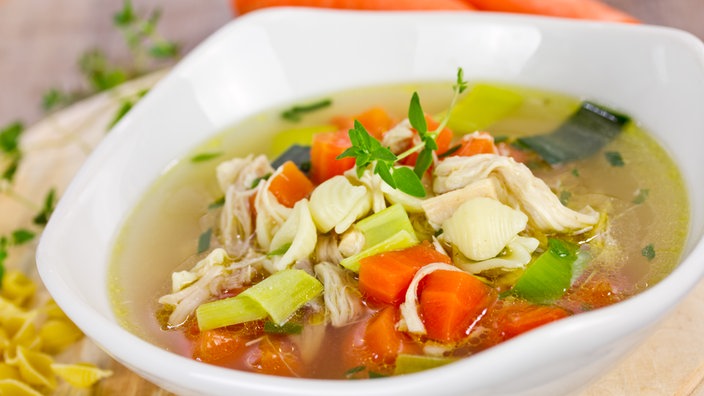 Ein Teller Hühnersuppe | Bildquelle: Thomas Francois/ddp images Ein Teller Hühnersuppe