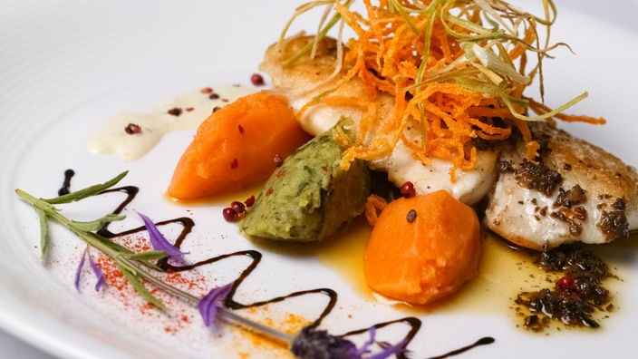 Nouvelle Cuisine: Fisch mit Gemüse kunstvoll arrangiert