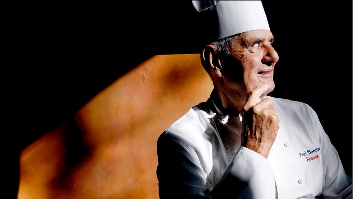 Paul Bocuse mit Kochjacke und -mütze | Bildquelle: dpa/Rick Nederstigt Paul Bocuse mit Kochjacke und -mütze