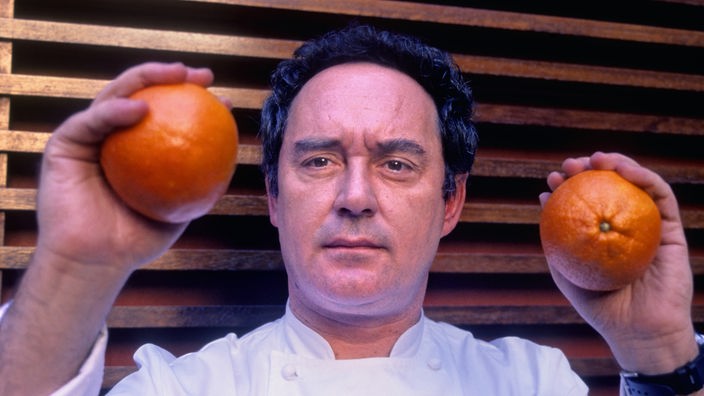 Der spanische Koch Ferran Adrià hält zwei Orangen in die Luft