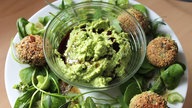 Basilikum-Falafel mit Erbsen-Wasabi-Püree