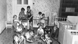 Schwarzweiß-Bild: Kinder in einem Waisenhaus in den 1950er Jahren.