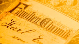 Nahaufnahme des ersten Blattes einer Familienchronik 