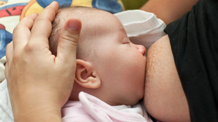 Junge Mutter stillt ihr Baby. | Bildquelle: dpa/Patrick Pleul Junge Mutter stillt ihr Baby.