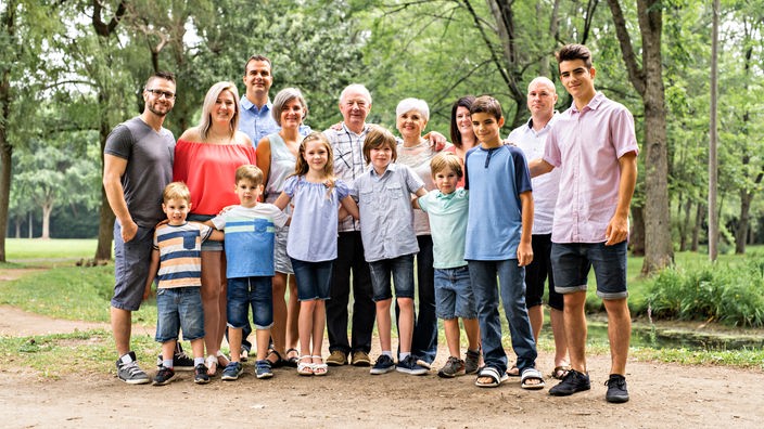 Große Familie mit drei Generationen hat sich für das Foto im Wald aufgestellt