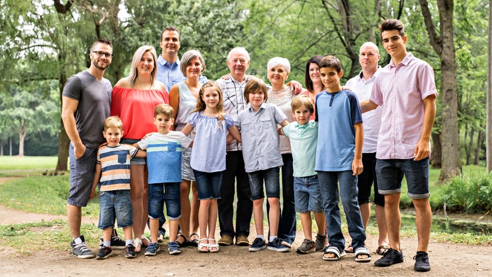 Große Familie mit drei Generationen hat sich für das Foto im Wald aufgestellt