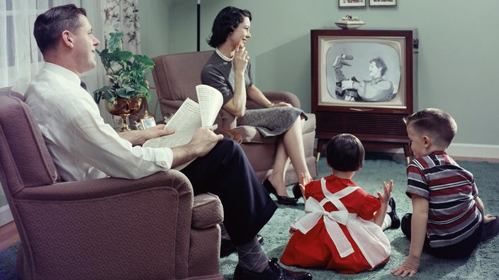 Familie beim Fernsehen im Wohnzimmer in den 1950er-Jahren