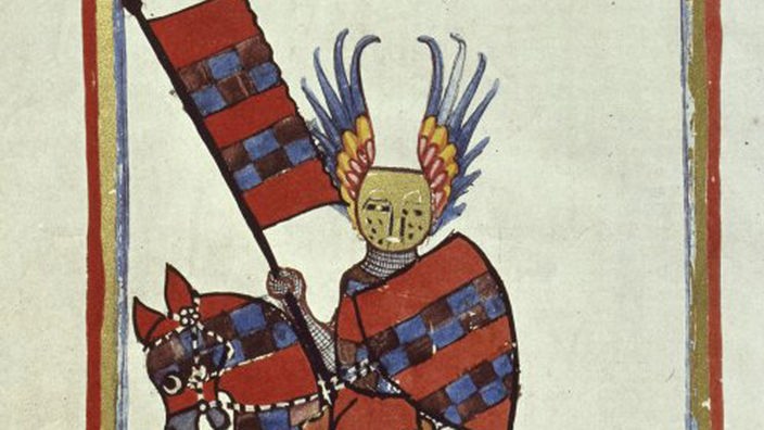 Gemälde von einem Ritter auf einem Pferd. Er trägt eine Fahne und ein Schild, das Pferd ist mit Stoffen behängt. Fahne, Schild und Stoff haben das gleiche Muster. Auf einem roten Untergrund befinden sich blau-schwarz-karierte Streifen.