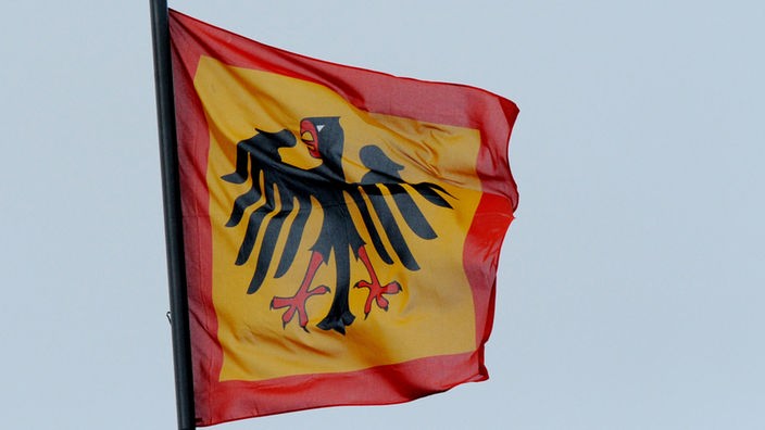 Die Flagge des Bundespräsidenten ist ein gelbes, rotgerändertes Quadrat, in dem der Bundesadler abgebildet ist.