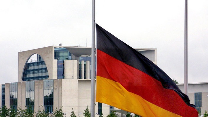 Eine deutsche Flagge hängt vor dem Berliner Reichstag auf 'Halbmast'. | Bildquelle: ard Eine deutsche Flagge hängt vor dem Berliner Reichstag auf 'Halbmast'.