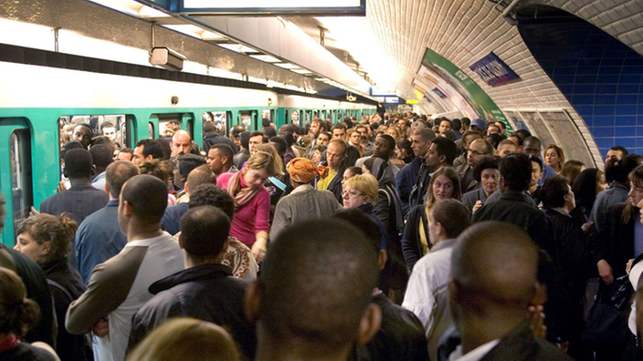 Menschen drängen sich zur Rush Hour in die U-Bahn.