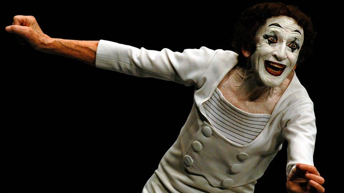 Der Pantomime Marcel Marceau mit weiß geschminktem Gesicht nbei einem Auftritt 2005
