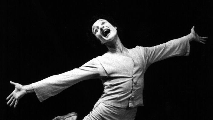 Molcho 1977 am Berliner "Theater des Westens" | Bildquelle: dpa Molcho 1977 am Berliner "Theater des Westens"
